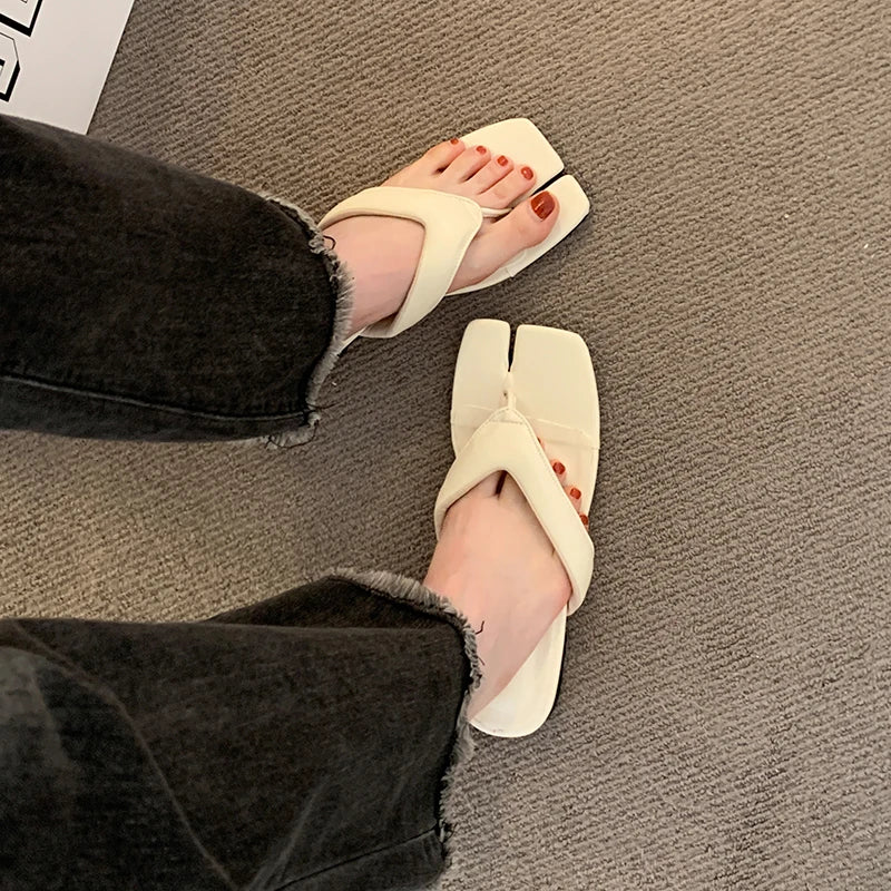 Beautiful silver thong beach sandals for women, perfect with skirts, new summer flat flip-flops for outdoor wear