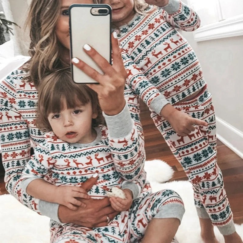 Family Christmas Pajamas Set Allover Print Sleepwear Full Sleeve O Neck 2 Pieces Suit Mom Dad Kids Matching Clothes Xmas Look