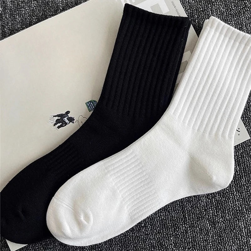 8/4 Pairs of Fashionable Classic Women's Mid-Calf Socks, Black and White Sports Socks, Suitable for Both Men and Women, Large Size Women's Socks: Size 36-43, Soft and Breathable for Spring, Summer, and Autumn, Simple Style, S