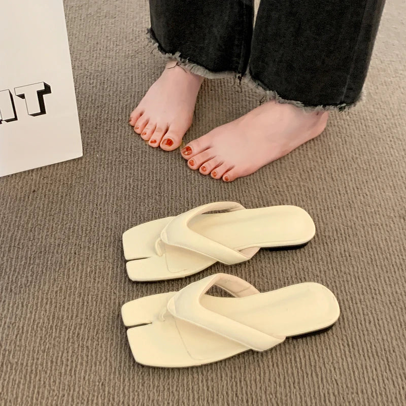 Beautiful silver thong beach sandals for women, perfect with skirts, new summer flat flip-flops for outdoor wear