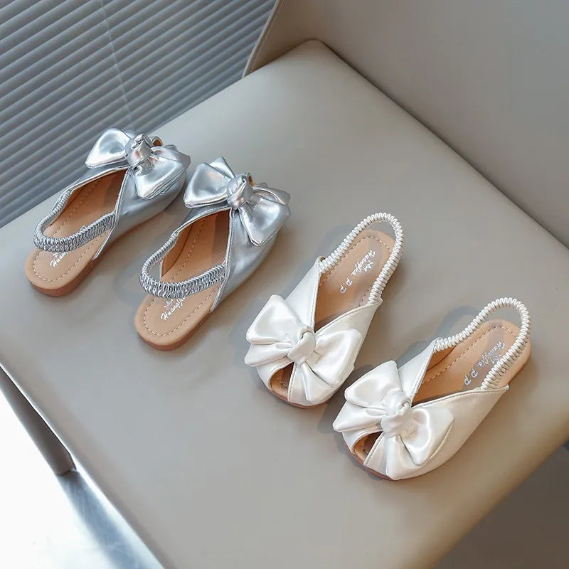 New Summer Girl’s Sandals Peep Toe Elastic Band Sliver Beige Kids Sliders Bowknot Graceful Flexiable Trendy Children Shoes Flat