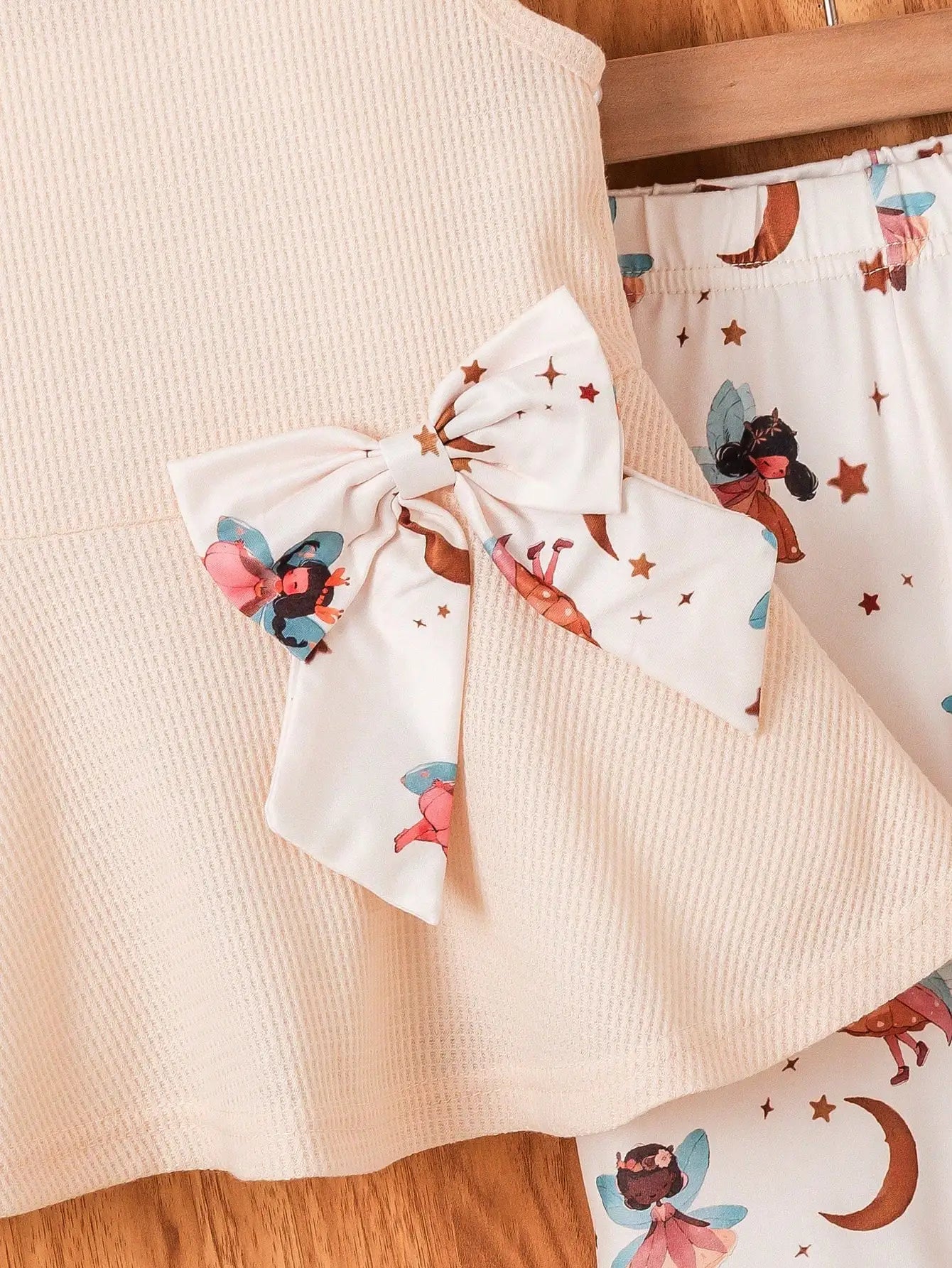 (153) Little Girls' Casual Summer Outfit - Sleeveless Top Set with Fairy and Moon Patterns Paired with Cute Shorts, Two-Piece Set, Comfortable and Cool for Everyday Wear, Made of Breathable and Comfortable Fabric, Suitable fo