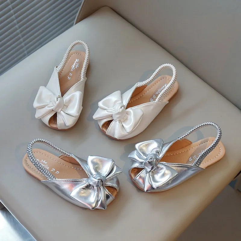 New Summer Girl’s Sandals Peep Toe Elastic Band Sliver Beige Kids Sliders Bowknot Graceful Flexiable Trendy Children Shoes Flat