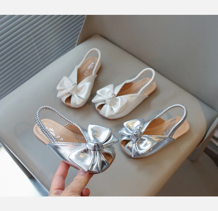 New Summer Girl’s Sandals Peep Toe Elastic Band Sliver Beige Kids Sliders Bowknot Graceful Flexiable Trendy Children Shoes Flat