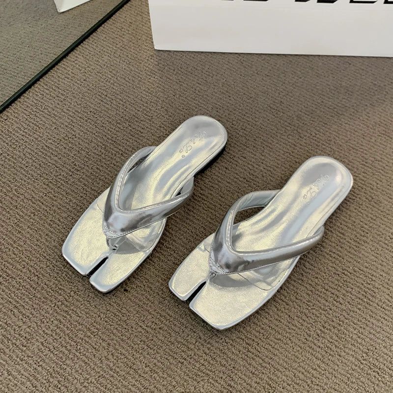 Beautiful silver thong beach sandals for women, perfect with skirts, new summer flat flip-flops for outdoor wear