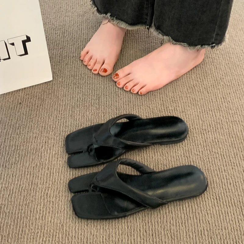 Beautiful silver thong beach sandals for women, perfect with skirts, new summer flat flip-flops for outdoor wear