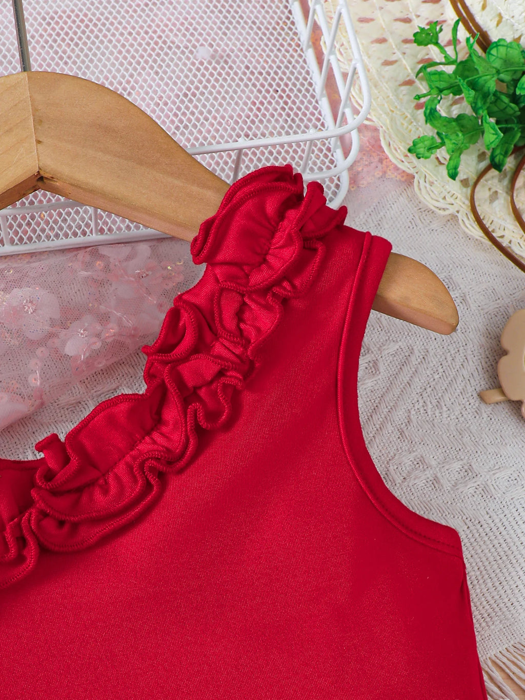 Baby clothing Baby girls Ruffle Sleeveless Top Bow and Strawberry Print Skirt Fashionable Set for 0-3 Year Toddler Baby Girls