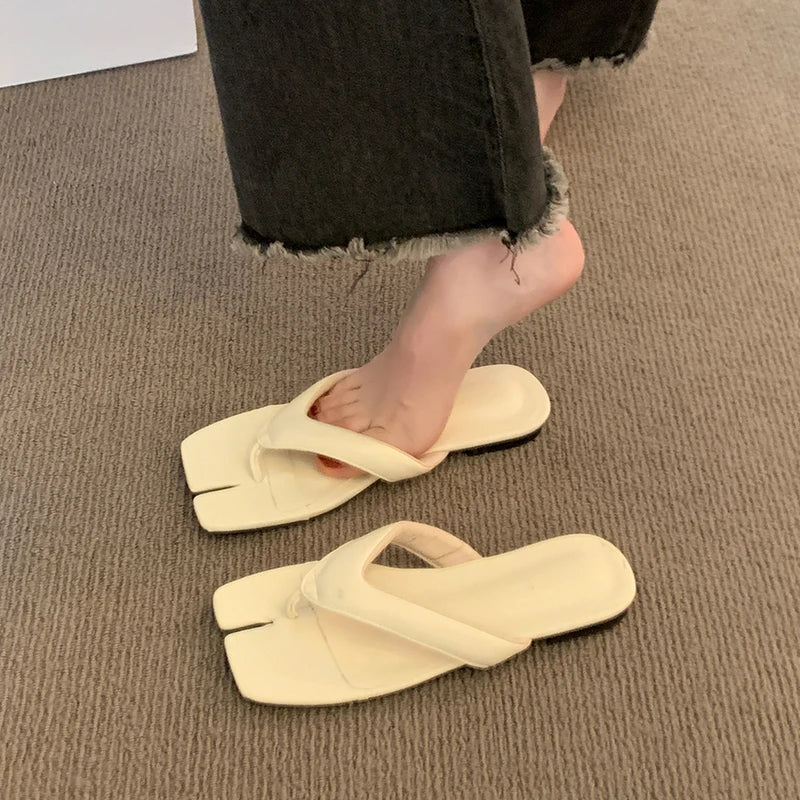 Beautiful silver thong beach sandals for women, perfect with skirts, new summer flat flip-flops for outdoor wear