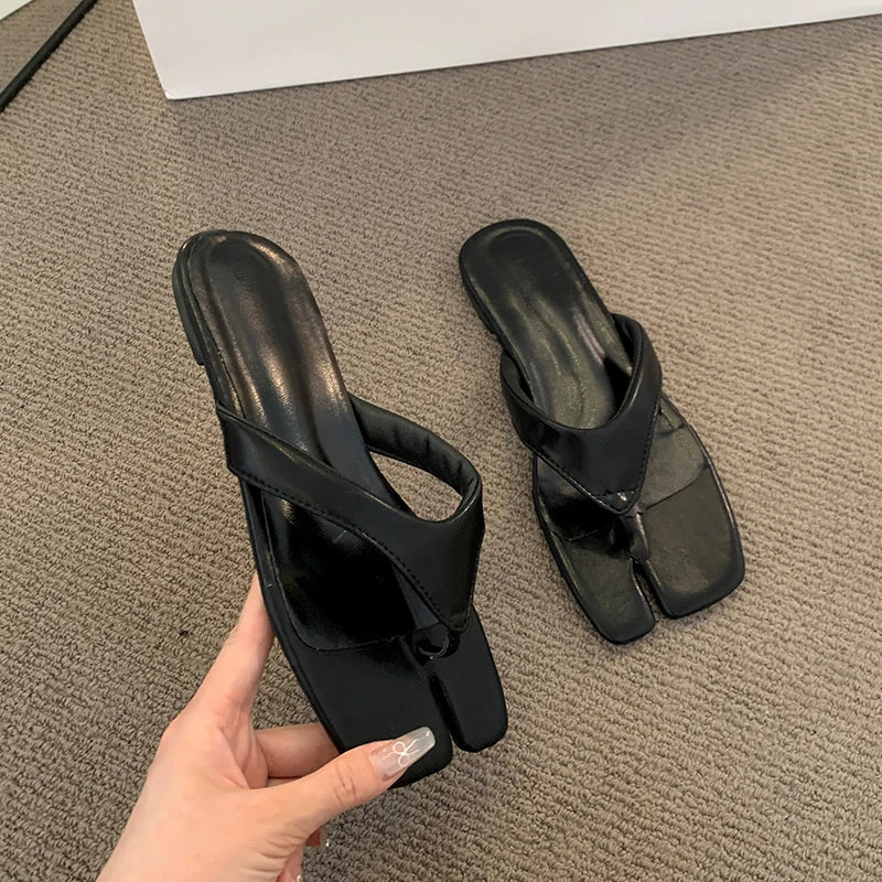 Beautiful silver thong beach sandals for women, perfect with skirts, new summer flat flip-flops for outdoor wear