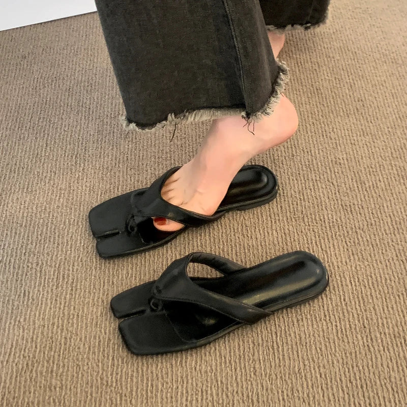 Beautiful silver thong beach sandals for women, perfect with skirts, new summer flat flip-flops for outdoor wear