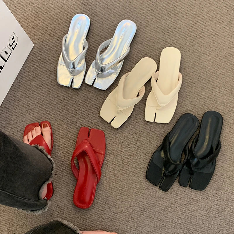 Beautiful silver thong beach sandals for women, perfect with skirts, new summer flat flip-flops for outdoor wear
